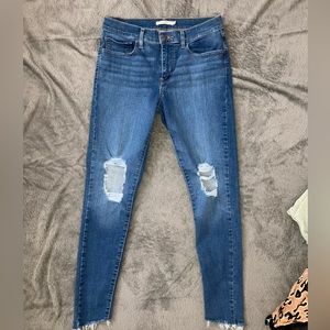 NWOT 30/28) Levis 710 super skinny busted knee
